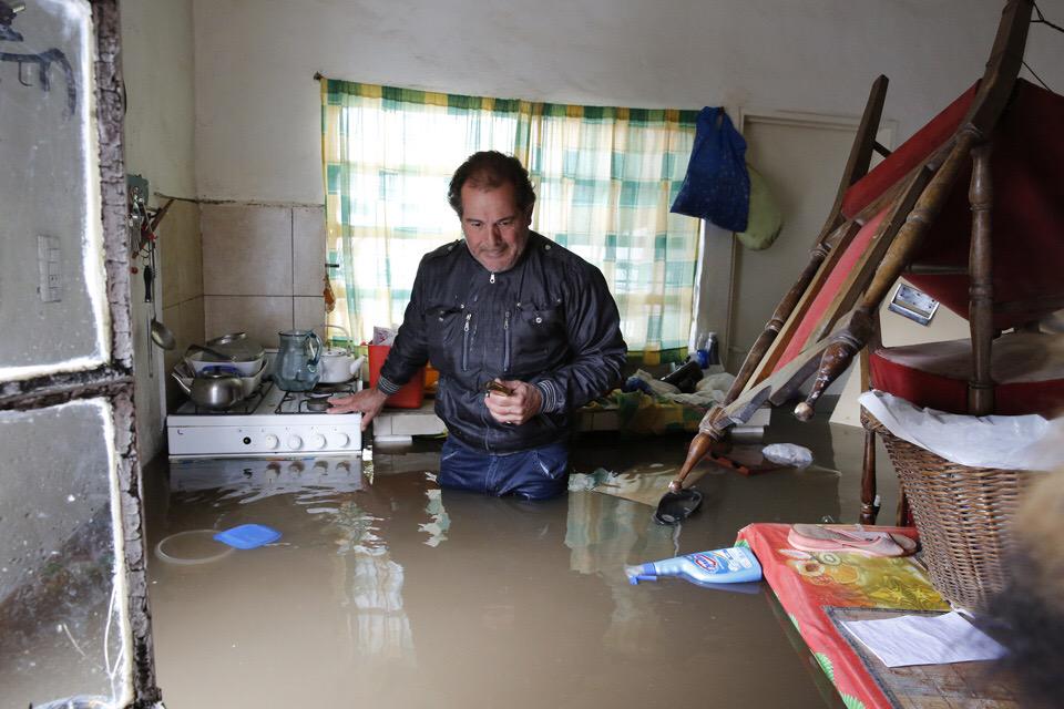 claudioebravo's tweet photo. Inundaciones en Buenos Aires: hay más de once mil personas evacuadas #Inundaciones #indignación #ProvinciaBSAS http://t.co/fIN0ju0csB