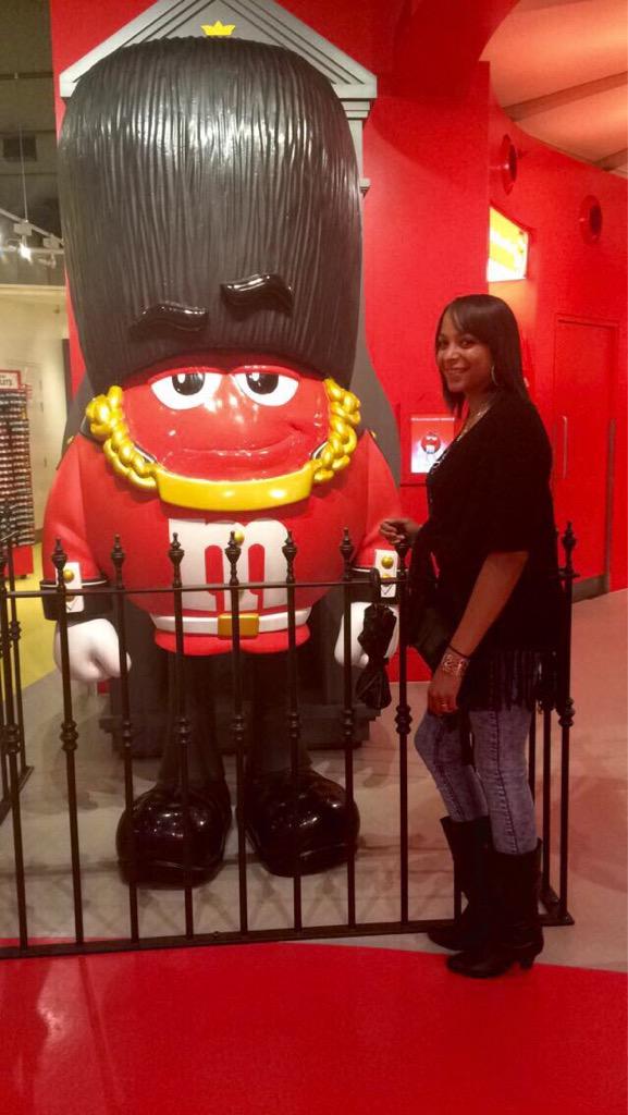 Victoria_T3's tweet photo. M&amp;M's #London 🇬🇧😘 http://t.co/5Dy52A3ePN
