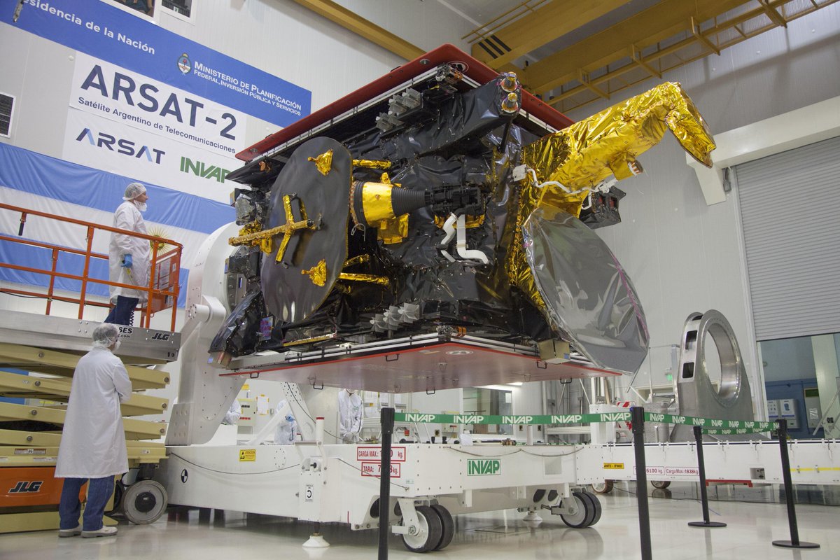 XHespanol's tweet photo. Trabajadores laboran en los preparativos para el traslado del #satélite #ARSATII, en Bariloche, #Argentina http://t.co/7UBtWmknh8