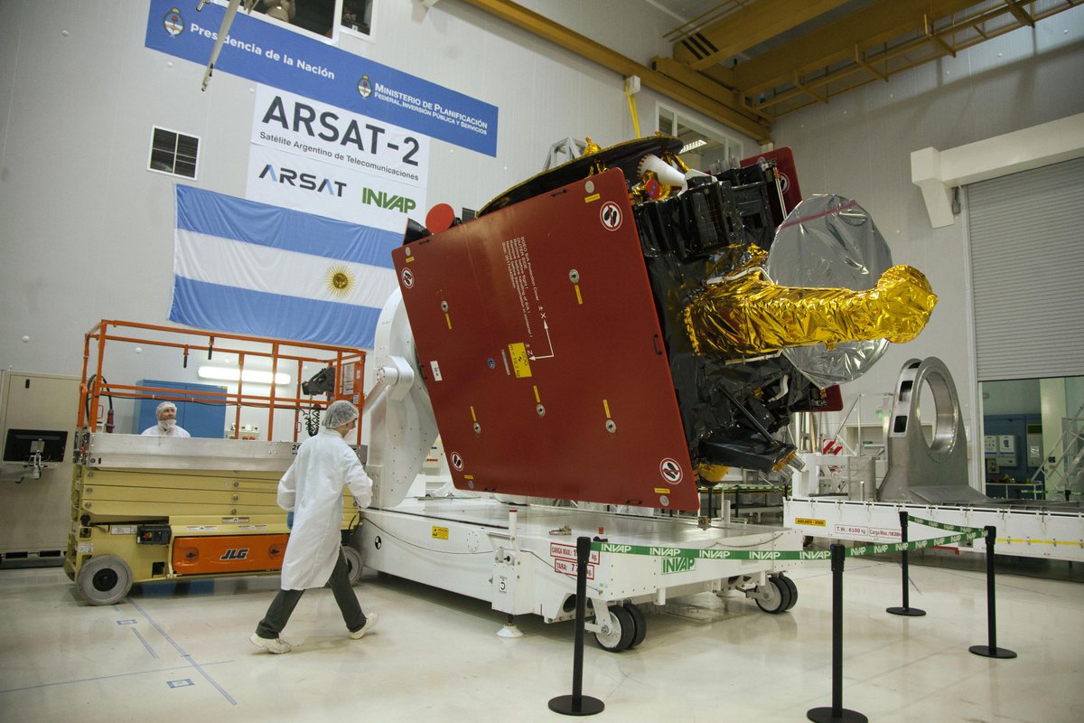 XHespanol's tweet photo. Trabajadores laboran en los preparativos para el traslado del #satélite #ARSATII, en Bariloche, #Argentina http://t.co/7UBtWmknh8
