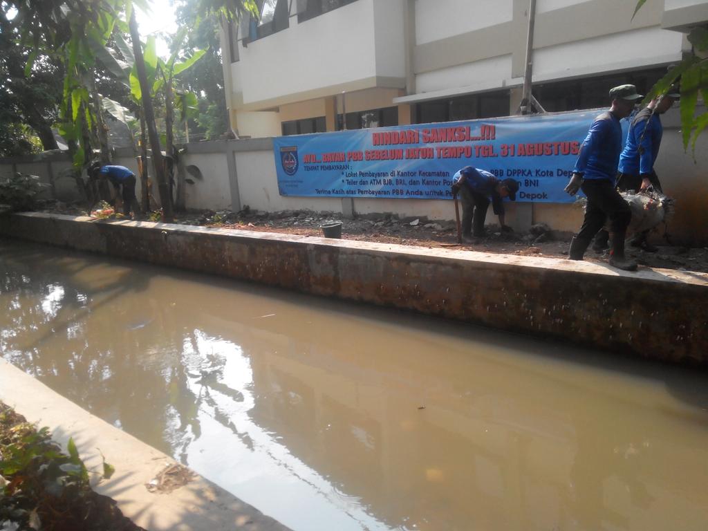 satgas_SDA's tweet photo. Satgas banjir regu pancoran mas sedang membersihkan kali cabang timur balai kota http://t.co/OnOoqAPTbw