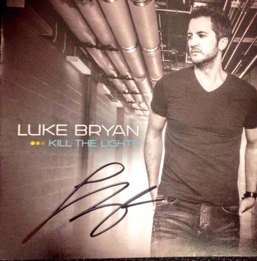 Country_Words's tweet image. RT &amp;amp; be following us for another chance to win a signed LUKE BRYAN #KillTheLights CD!

Album: umgn.us/lbktl