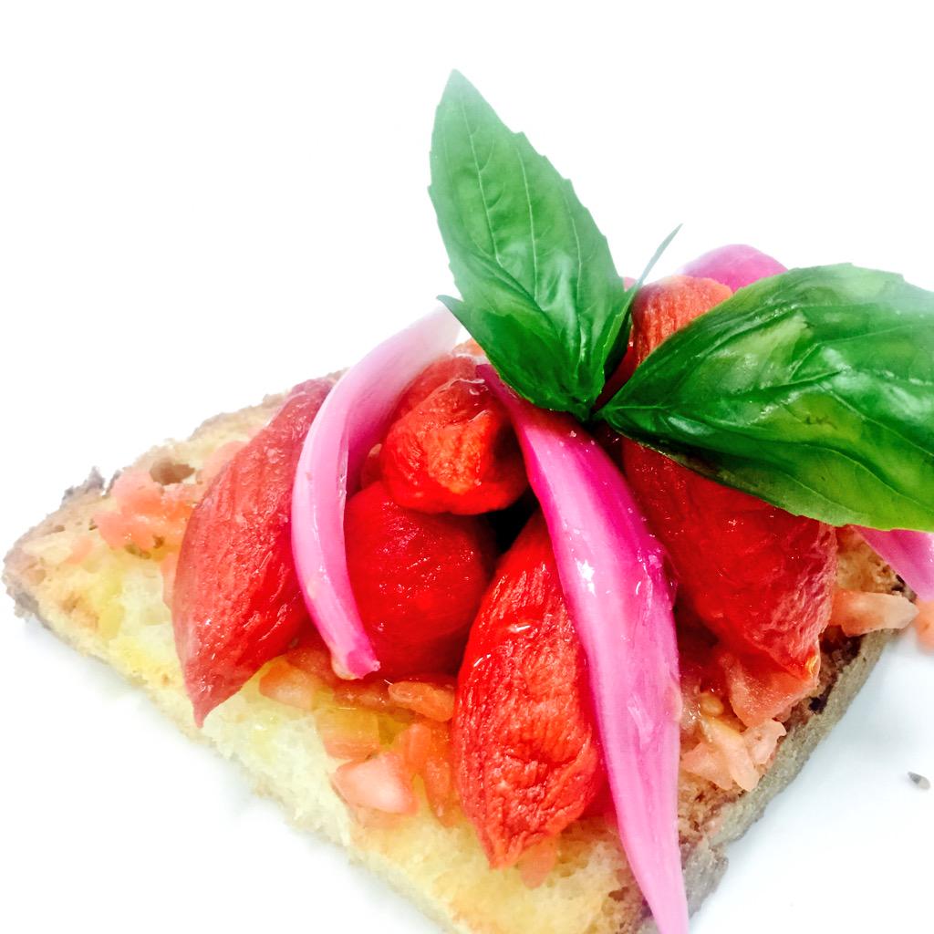 giandohk's tweet photo. Start the day with a fresh tomato! #bruschettaallagiando #chefdavidcreations #giandohk http://t.co/kkyQXcGJKB