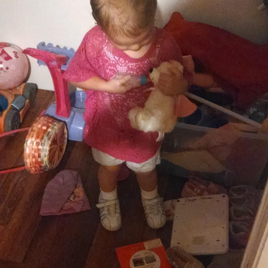 Elizabej78's tweet photo. Feeding her baby bear 😍 http://t.co/I1eXFFOI91