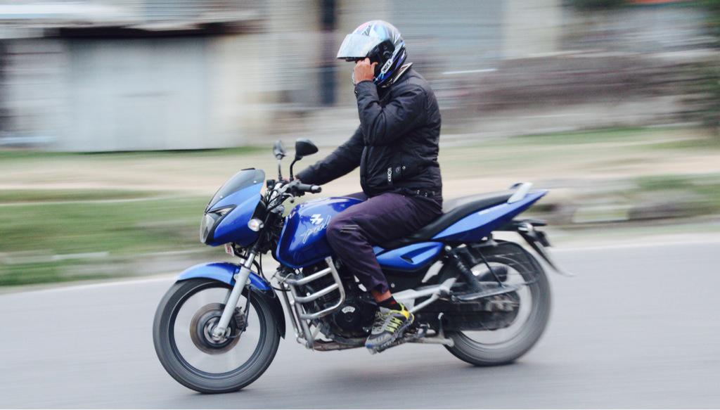 JibanPurja's tweet photo. #onTheroad #man #racingbike #usingphone #breakingtrafficrule #riskydrive http://t.co/DpizSmIaH6
