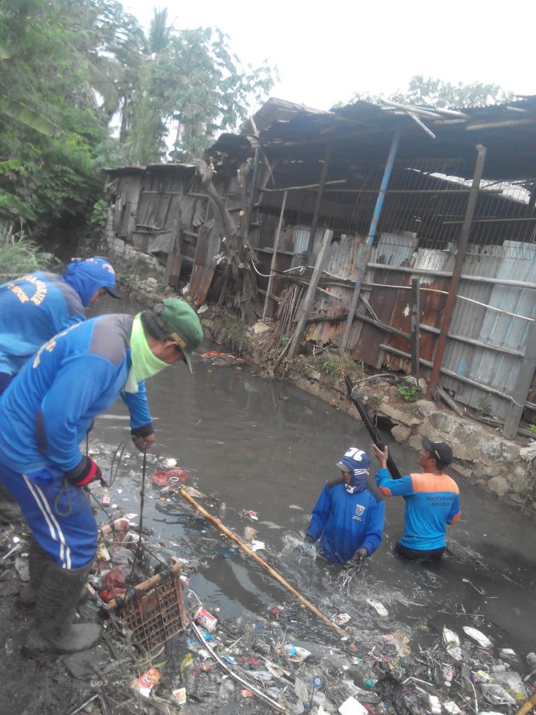 satgas_SDA's tweet photo. Satgas banjir regu beiji membersihkan kali cabang timur pondok cina http://t.co/Evd290qtir