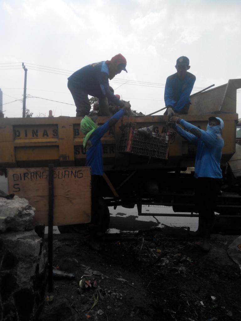 satgas_SDA's tweet photo. Satgas banjir regu beiji membersihkan kali cabang timur pondok cina http://t.co/Evd290qtir