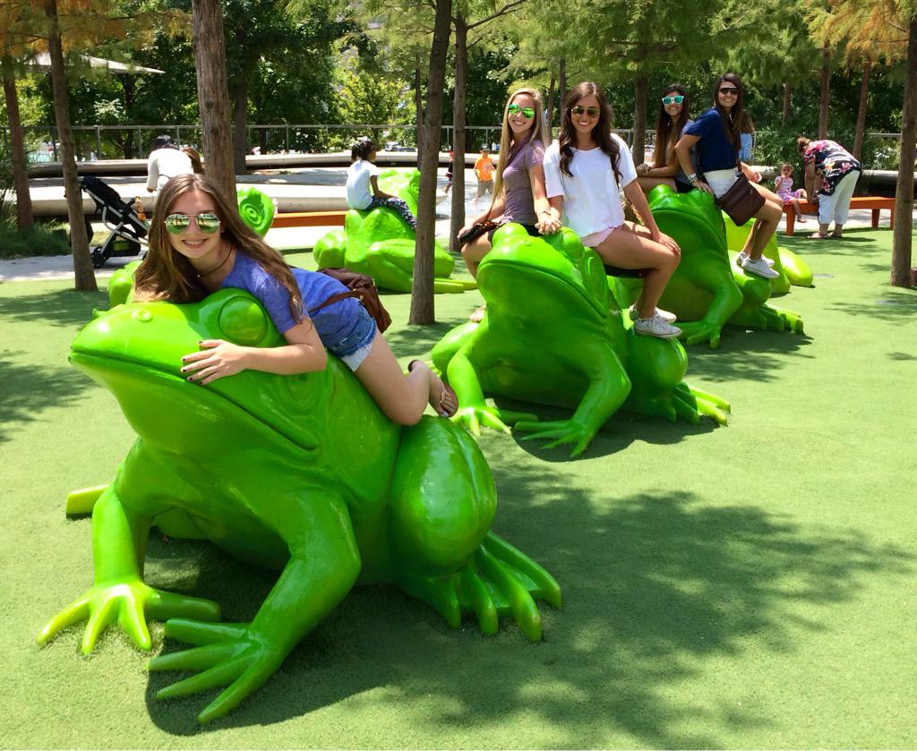 paytonwortsmith's tweet photo. hoppin' our way through Dallas💚💚 http://t.co/Fzc2FHbNUR