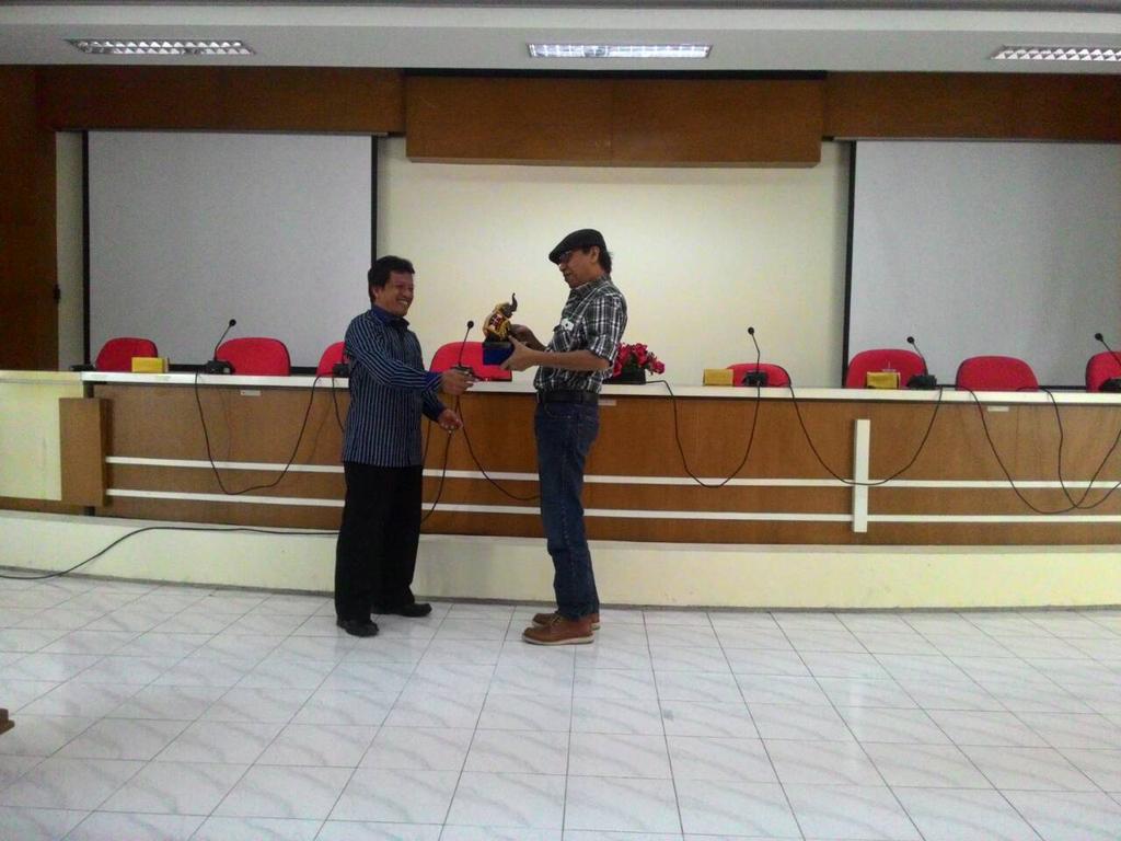 komako_ugm's tweet photo. Pertukaran cindermata antara Komunikasi UGM dan @KomunikasiUBL
Sekarang saatnya sharing :) http://t.co/Opmz7JSnUR