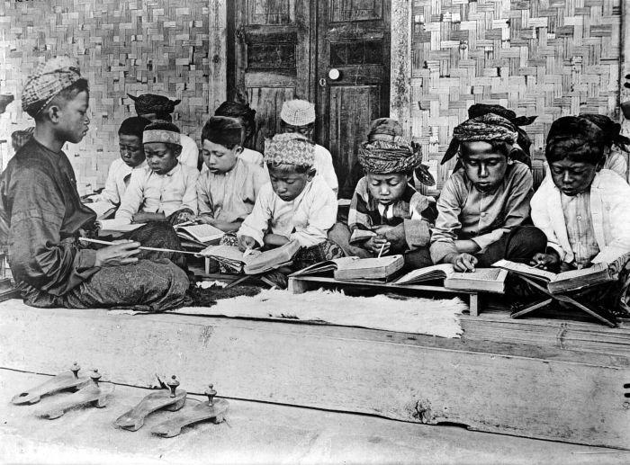 dedak7890's tweet photo. Anak-anak mengaji Al Quran di Jawa pada masa kolonial Hindia Belanda cc @saling_share @kawanrita http://t.co/V1YsSfXBKk