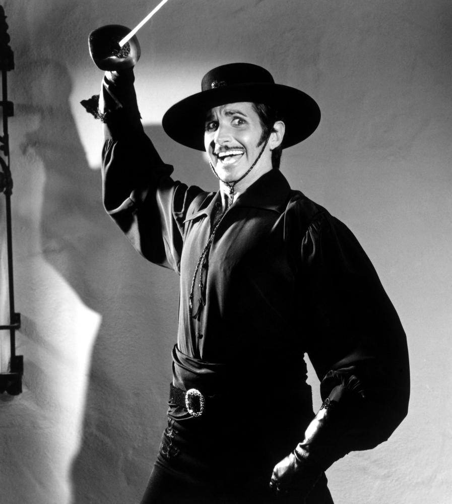 Hoy hay muchos cumpleaños, pero me quedo con el de George Hamilton...
Happy Birthday, Zorro! 