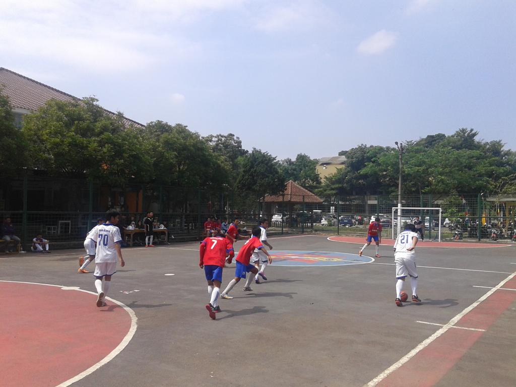 Olkes2015's tweet photo. Pertandingan pagi ini SMA 1 CIMAHI lawan SMA 1 PADALARANG  dengan skor seri 1 sama.  #olkes2015 http://t.co/ntQc1b0DI3