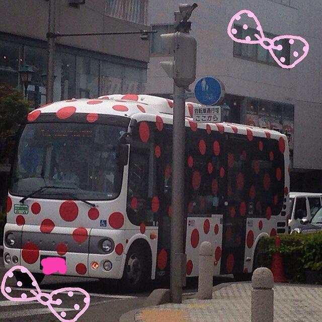 roseberryrapu's tweet photo. 今長野の松本市にいるんだけど可愛いバス見つけた❢
水玉で可愛い〜〜♡ http://t.co/HspMw0hWB8