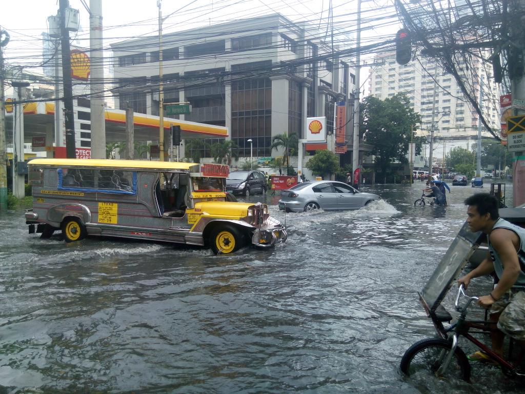 jiggscon's tweet photo. #waterworld #ilovemakati http://t.co/WpSwzegV08