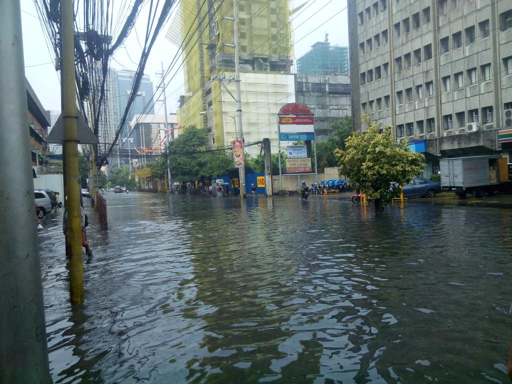 jiggscon's tweet photo. #ilovemakati #waterworld http://t.co/TGGiXLBlQV