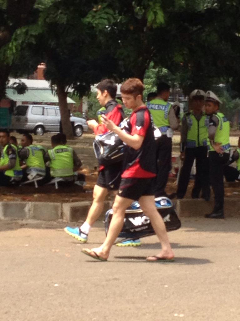 yongdaeleefans's tweet photo. [PHOTO] 150812 Lee Yong Dae, YYS, KKJ, And Kim Sarang on their way back to hotel after match! http://t.co/26FKjyMojx