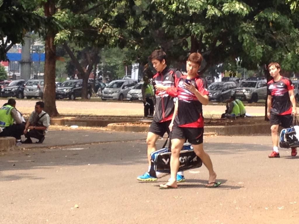 yongdaeleefans's tweet photo. [PHOTO] 150812 Lee Yong Dae, YYS, KKJ, And Kim Sarang on their way back to hotel after match! http://t.co/26FKjyMojx