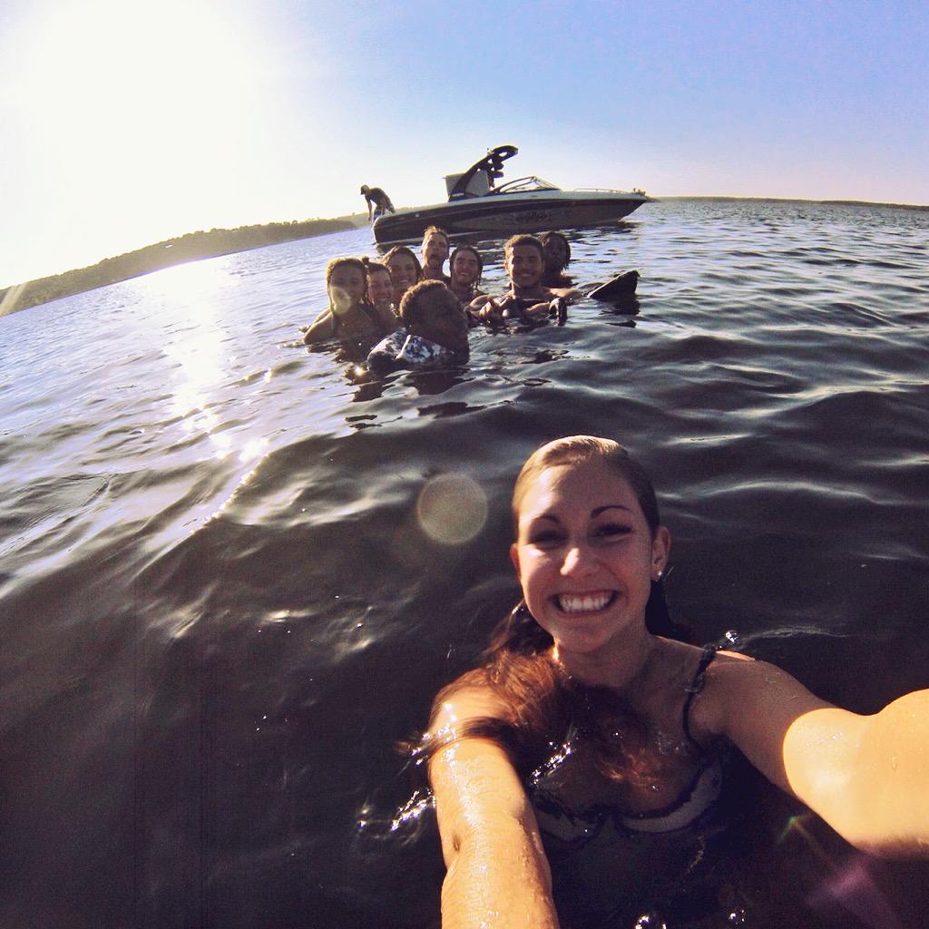 kelseyraeberry's tweet photo. Happy dayz 🏄🏽🌞 http://t.co/3JHz9vxEqt