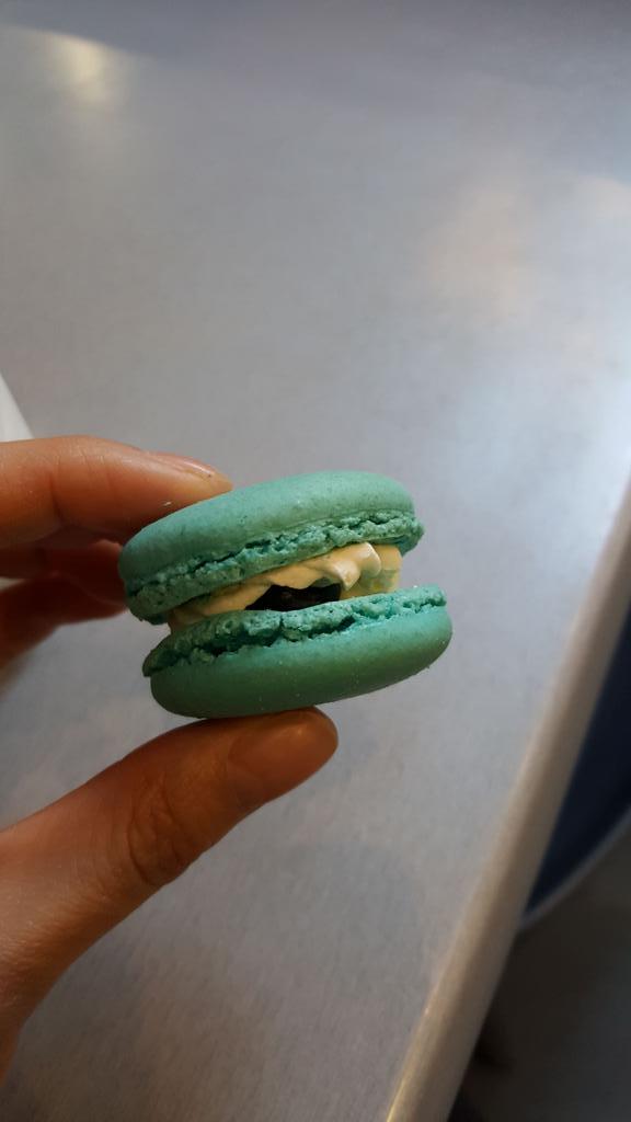 jojo_SJ's tweet photo. Irresistible temptation. The best macaroon in town. #isys1028 #melbourne http://t.co/g6Wuerlrjt