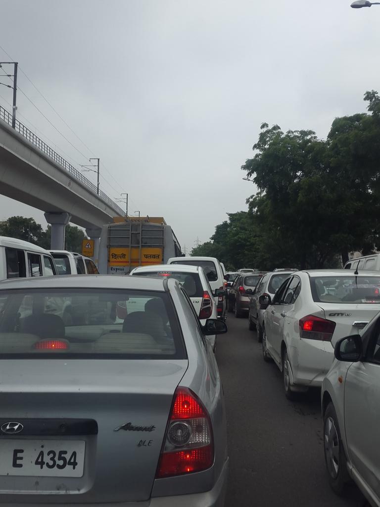 richakochhar's tweet photo. @TrafflineDEL @rjraunac Kya paap kiye the humne.. #bumper 2 bumper #MohanEstate #TrafficJam #Faridabad #Delhi #War http://t.co/zOYjbsrKvw
