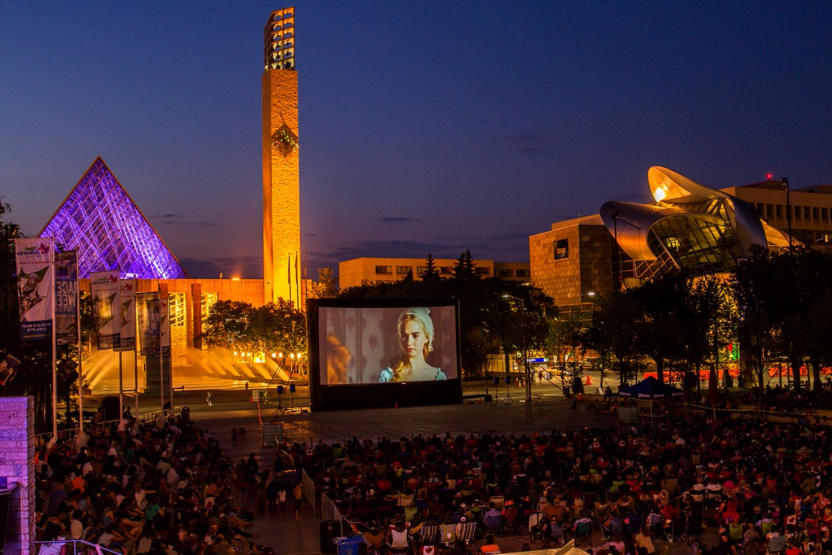 GarciaAlbertoP's tweet photo. Free outdoor movie at City of Edmonton #yeggers #edmontourism #ExploreEdmonton #outdoormovies http://t.co/F31ZxxZp8v
