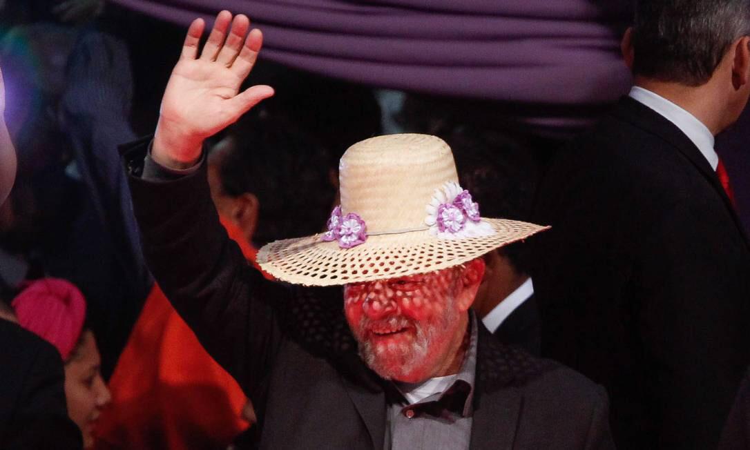 FcoAssisFreitas's tweet photo. Lula tenta enganar o povo e diz que crise não é responsabilidade de Dilma e ataca Aécio

http://t.co/wqHWg76ipV http://t.co/VftkHlVzih