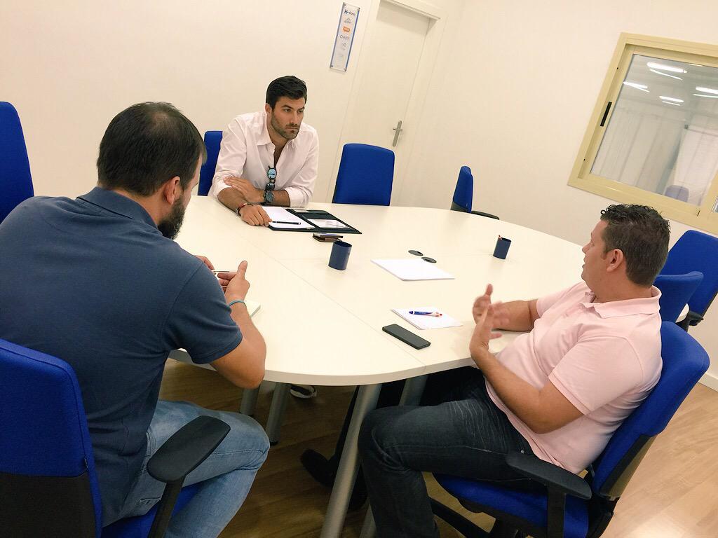 FJavierImbroda's tweet photo. Definiendo estrategia de #comunicación &amp; #marketing junto al equipo de @IkonoSoluciones | @BoticaCrea. #Súmate. http://t.co/XbTrW0REzN