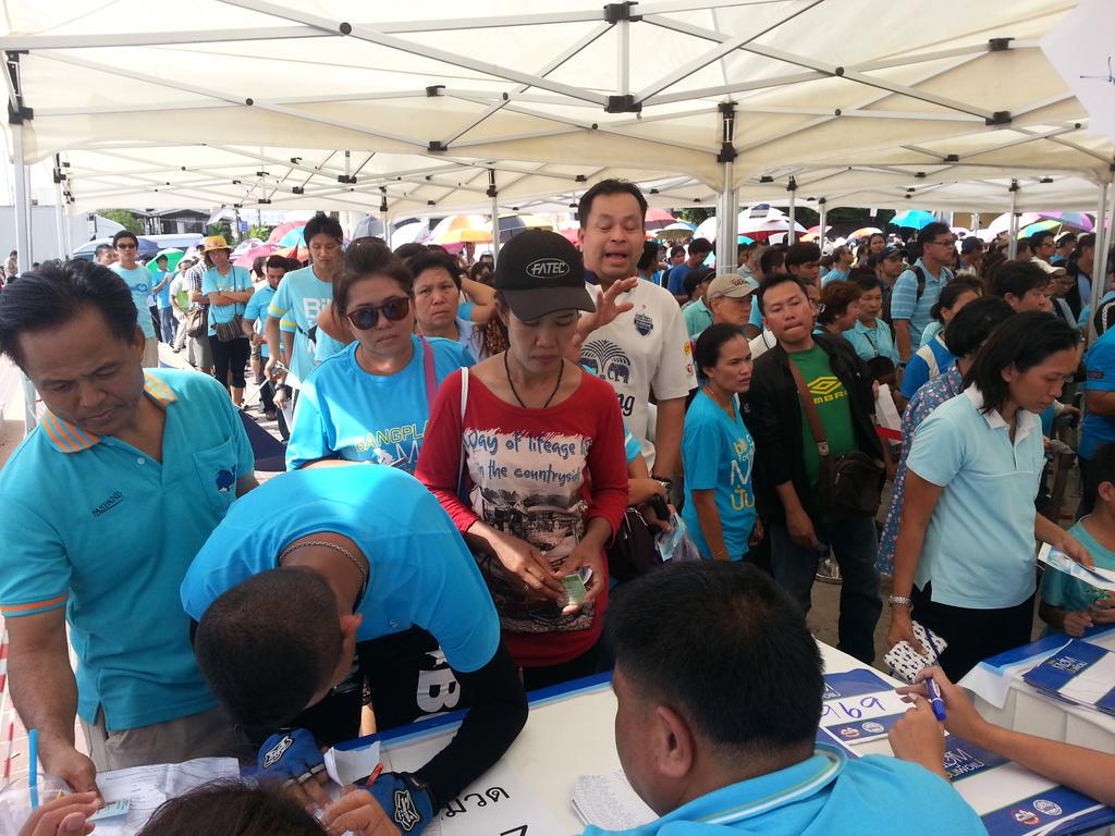jarkde1306's tweet photo. รับเสื้อและเข็มกลัดพระราชทาน ศาลากลางจังหวัดสมุทรปราการ #BikeForMom http://t.co/OS89frV9r5
