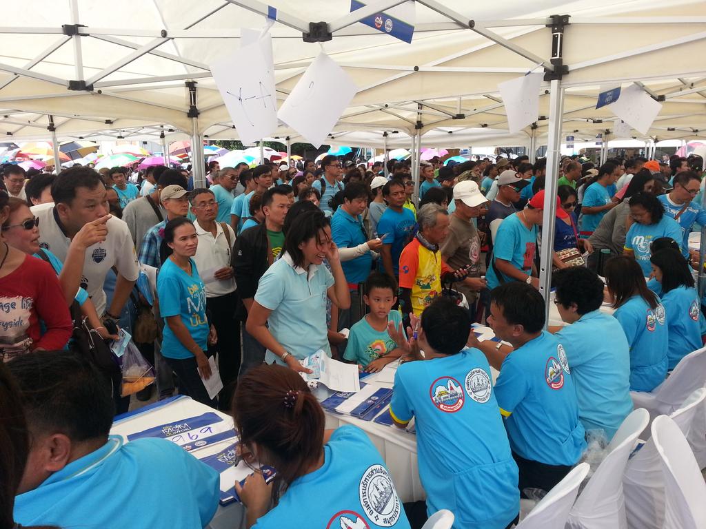 jarkde1306's tweet photo. รับเสื้อและเข็มกลัดพระราชทาน ศาลากลางจังหวัดสมุทรปราการ #BikeForMom http://t.co/OS89frV9r5