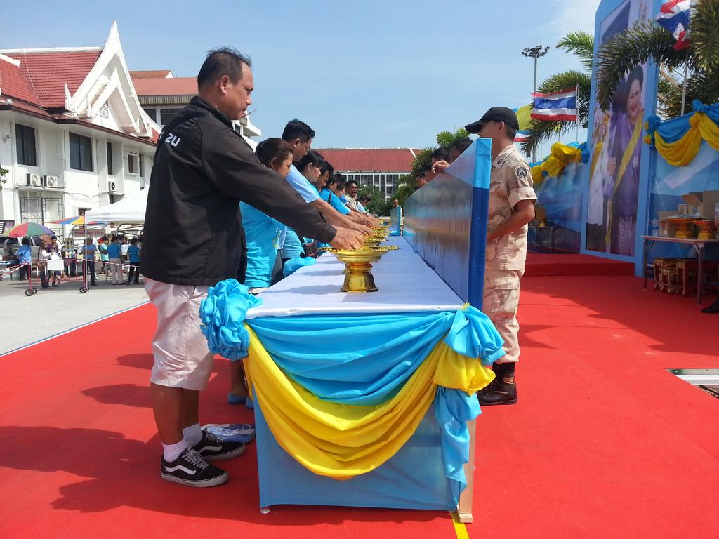 jarkde1306's tweet photo. รับเสื้อและเข็มกลัดพระราชทาน ศาลากลางจังหวัดสมุทรปราการ #BikeForMom http://t.co/OS89frV9r5