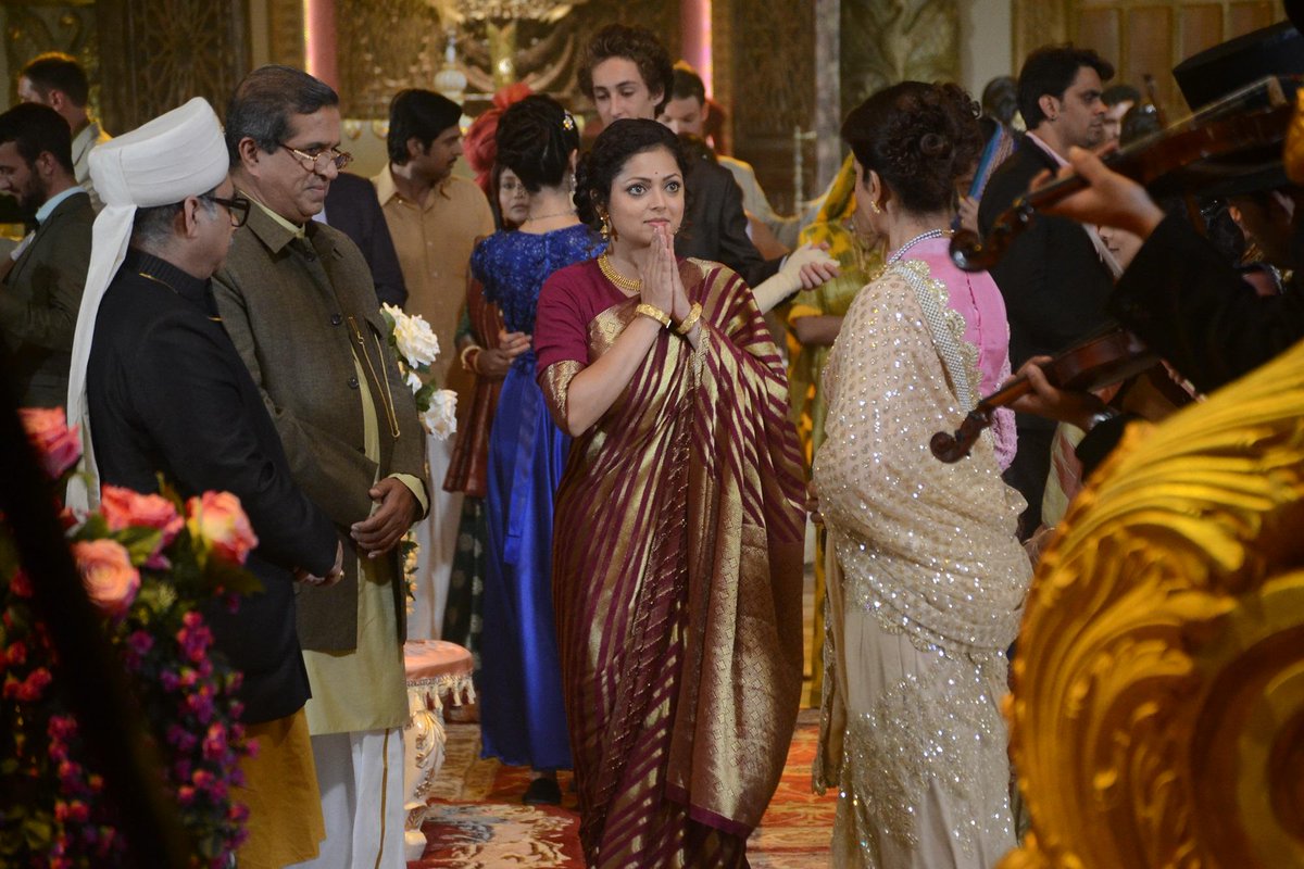ZeeTV's tweet photo. Gayatri proved herself once again and her entire family is proud of her #EkThaRajaEkThiRani http://t.co/cWQrms5q0p