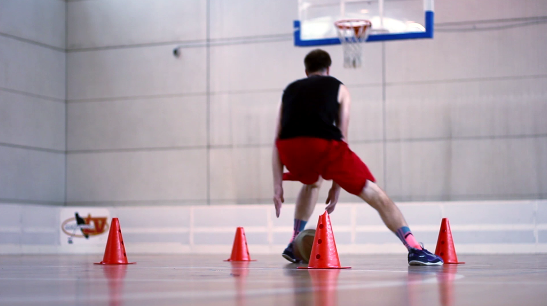 solobasket's tweet photo. @_carlosgracia cuenta cómo entrenar la resistencia en el baloncesto http://t.co/VZF7PaUE8J #Video #autoentrenamiento http://t.co/3Ia46OYXLe
