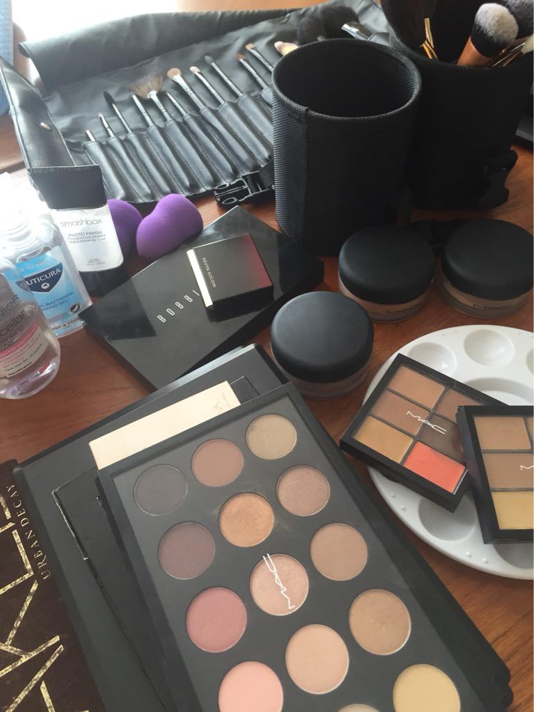 HelShakespeare's tweet image. Unpacked and ready to apply! Love my @MACcosmetics warm palette... Gets everywhere #kitessential #MUA