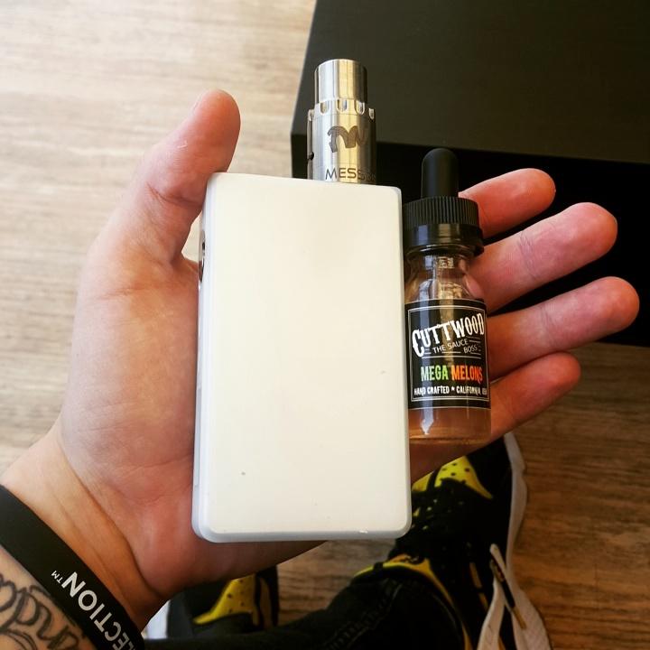 Vapey_Daney95's tweet photo. Work and vape! #vapelife #vapeporn #vapeon #sigelei #150watts #lovevape http://t.co/pEpzThdOyH