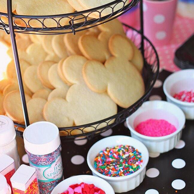 Decorating your cookie station - party ideas <a href="/mrscustom/">Mrs.Custom</a> #partyideas instagram.com/p/6RfW6Jp5Jn/