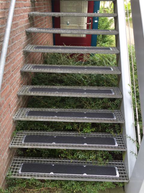 exit_signs's tweet photo. Stalen roostertrap veiliger gemaakt voor lichamelijk beperkt persoon in een begeleid wonen woonvorm van de NOVO. http://t.co/o2cPRVCLzt