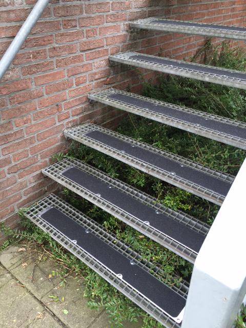 exit_signs's tweet photo. Stalen roostertrap veiliger gemaakt voor lichamelijk beperkt persoon in een begeleid wonen woonvorm van de NOVO. http://t.co/o2cPRVCLzt