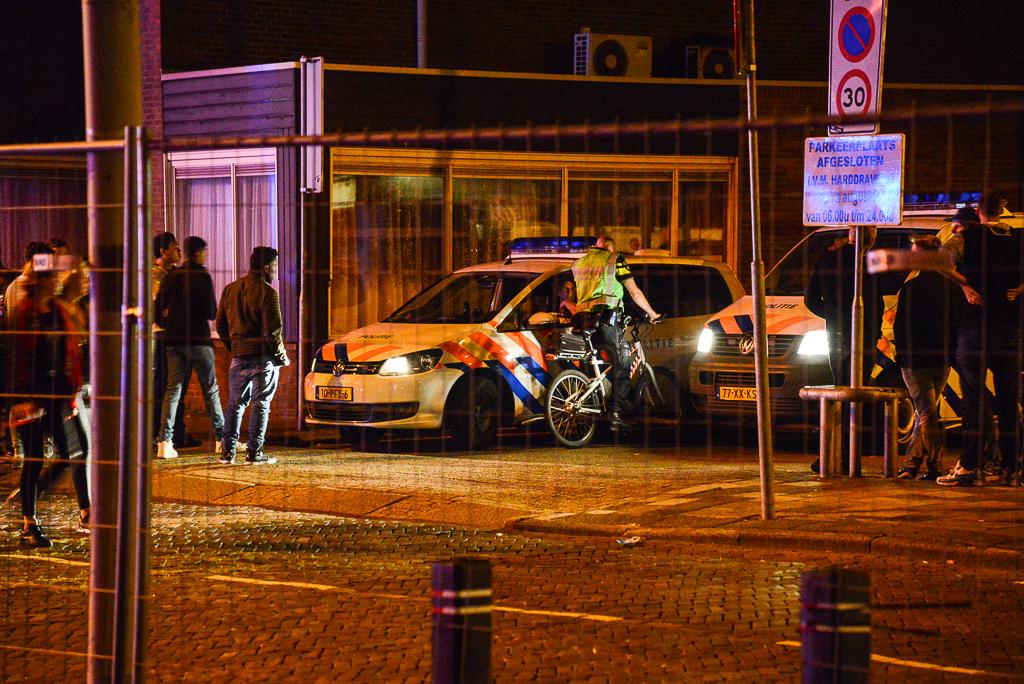 NHNieuws's tweet photo. Nu met video: Tientallen jongeren slaan en schoppen meisje (15) op kermis #Beverwijk (HFV) http://t.co/eIJpArRz7e http://t.co/BYYshuWnj5