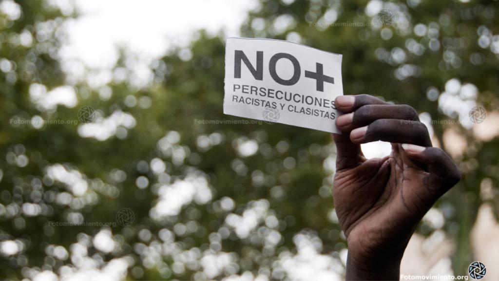 Fotomovimiento's tweet photo. Colgadas fotos de la protesta ayer en Bcn por la muerte de una persona senegalesa en #Salou. https://t.co/u7CosTouVR http://t.co/5JVlmiUFRR