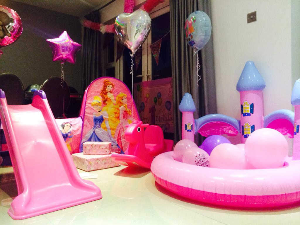 gillions1's tweet photo. Happy 1st bday to r special daughter Darcie hope @adeleln88 🎈🎁💝😍#timeflys http://t.co/430IgBxZDa