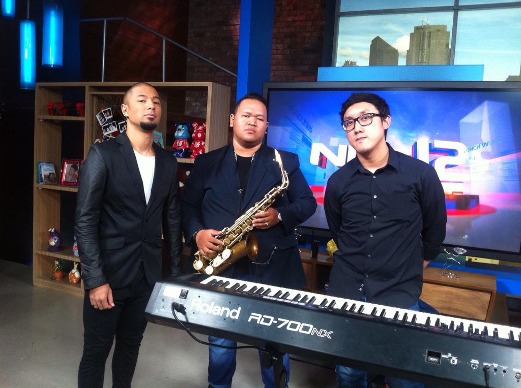 TemanMarcell's tweet photo. (12.08.2015) Persiapan @MarcellSiahaans dan band perform untuk live @SarahSechan_NET @netmediatama. http://t.co/uKgvyOxThi