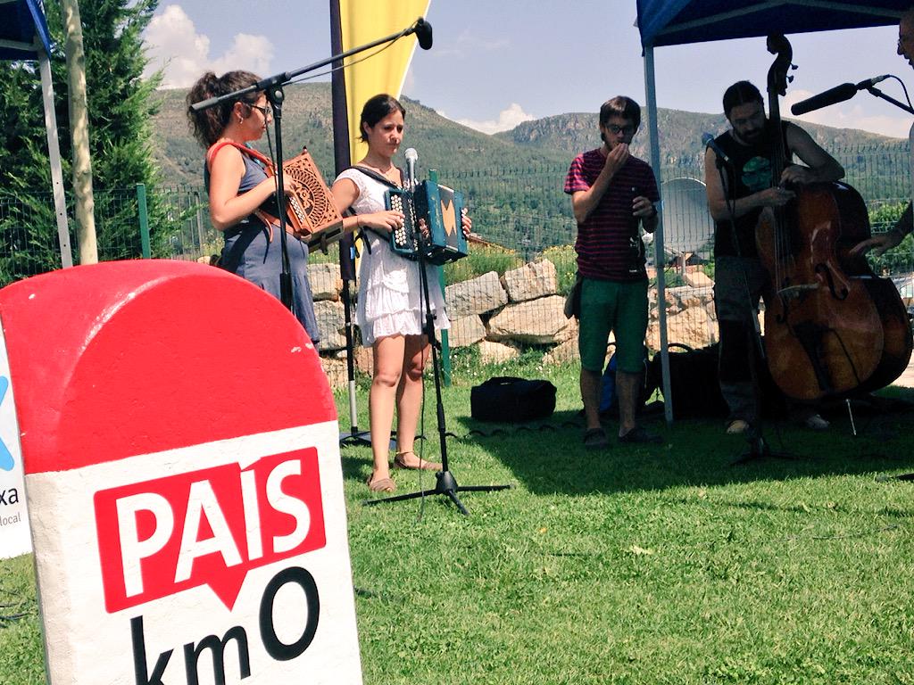 La cirereta final del #PaísKm0FM amb l'actuació d' <a href="/orques_trama/">Orquestrina Trama</a> laxarxa.com/radiodirecte <a href="/BellverCerdanya/">Bellver de Cerdanya</a> #TRAMA
