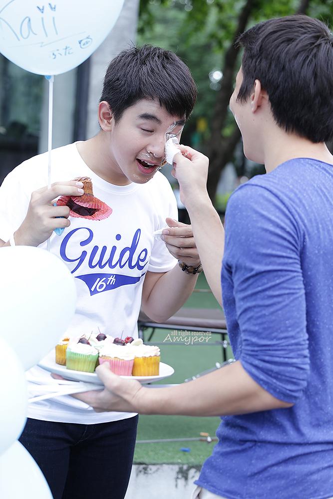 amypor's tweet photo. ป้อนเค้ก กินเค้ก เช็ดเค้ก @kaii_prakasit @KaiiFC @ChinorosNon #HBDGuide16th #theschoolseries http://t.co/8bFvQ1BKE0