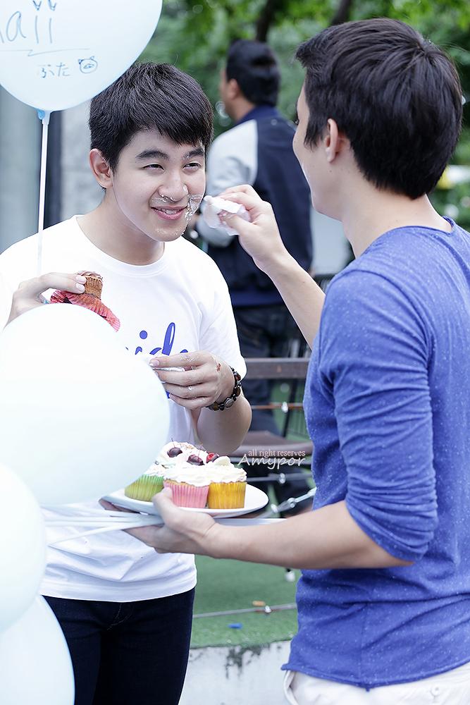 amypor's tweet photo. ป้อนเค้ก กินเค้ก เช็ดเค้ก @kaii_prakasit @KaiiFC @ChinorosNon #HBDGuide16th #theschoolseries http://t.co/8bFvQ1BKE0