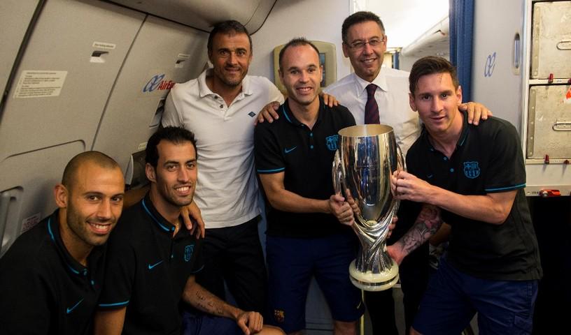 marca's tweet photo. Los campeones ya están en casa ▶ http://t.co/A7sjINpJVI #Supercup http://t.co/ilTWwBo1M3