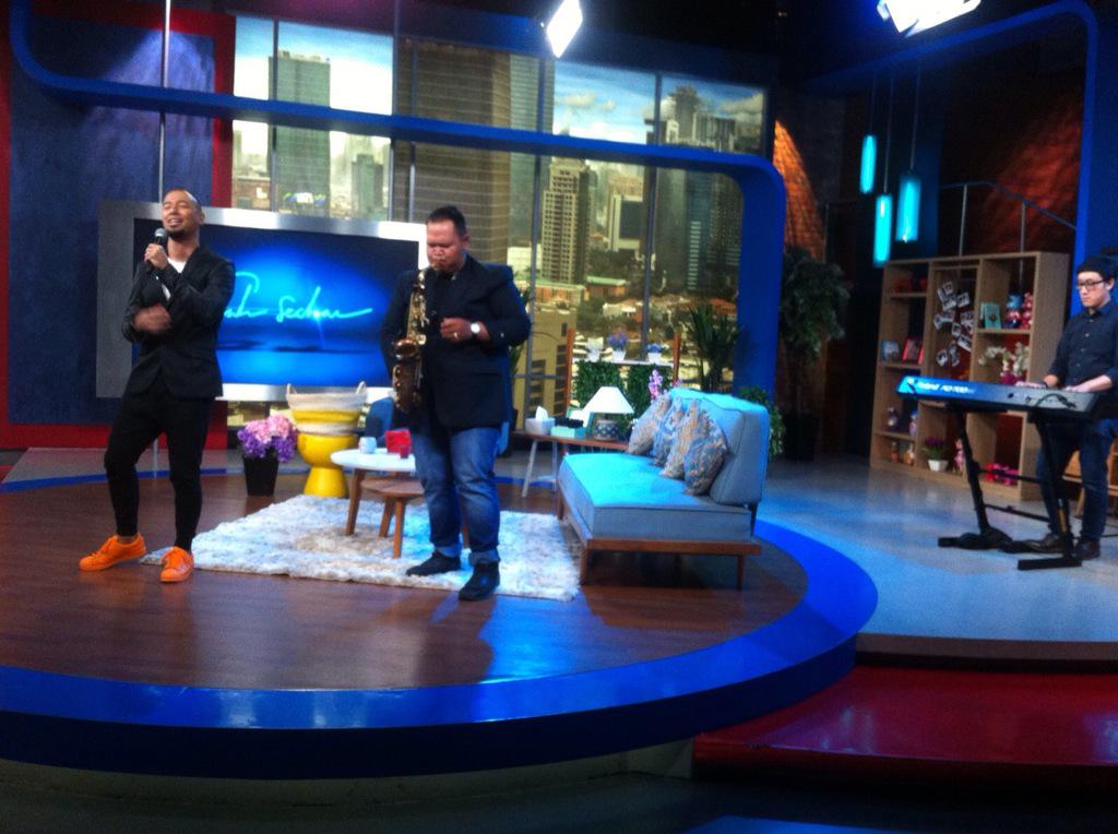 TemanMarcell's tweet photo. (12.08.2015) Perform @MarcellSiahaans dan band perform #CINTAMATI membuka @SarahSechan_NET @netmediatama. http://t.co/IA8WCUuHrA