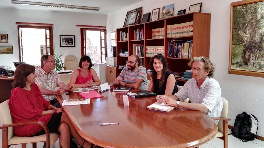 ConsellMenorca's tweet photo. El conseller d'Ordenació Territorial i Turística, Santiago Florit, reunit amb l'alcaldessa de Ciutadella Joana Gomila http://t.co/T85VsFi6cp