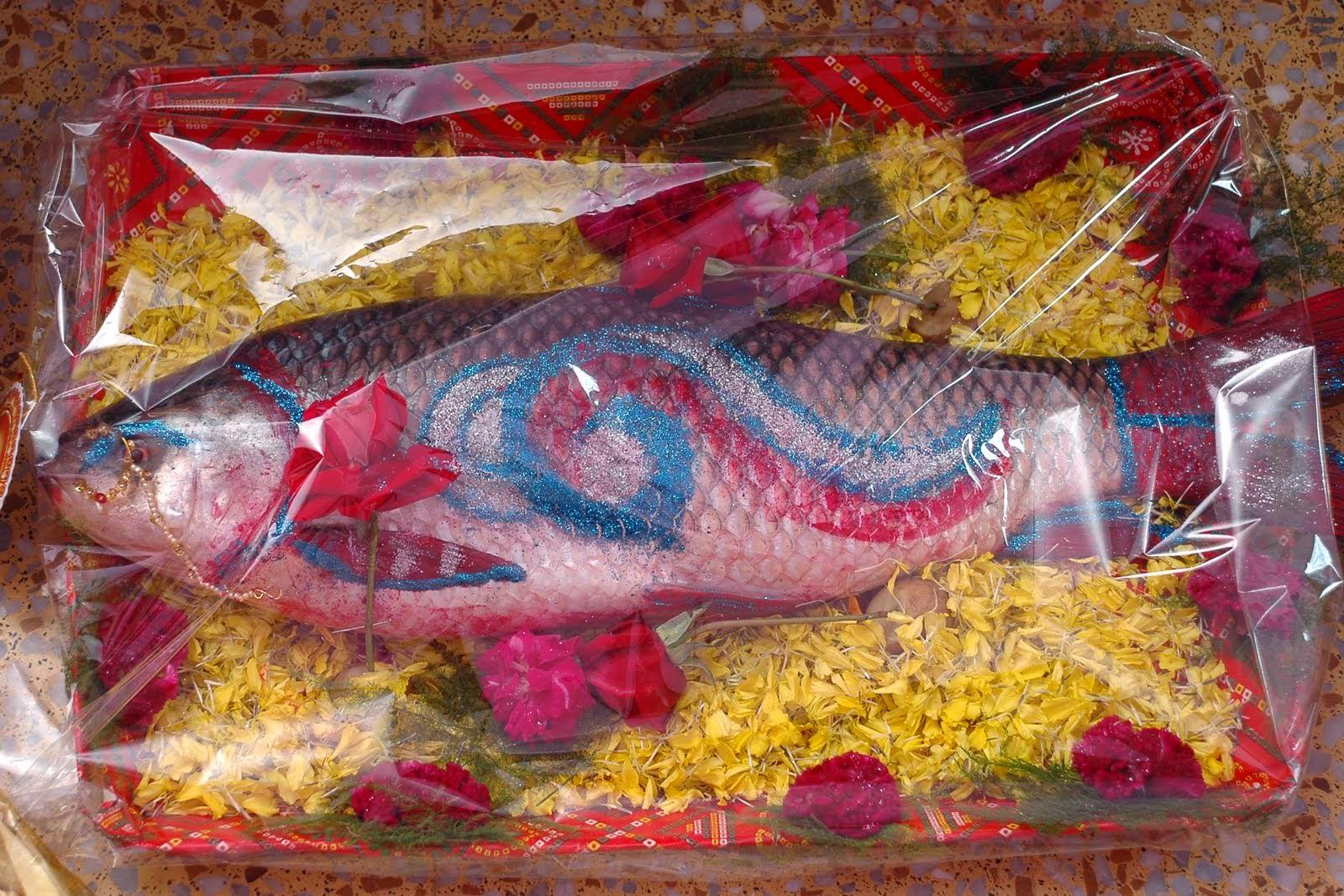 Anindita Bose on X: "@EpicChannelIn @SanjeevKapoor yes,Fish considered as sacred in Bengali wedding rituals & is adorned (pic attached). http://t.co/o5OAn0kdrA" / X