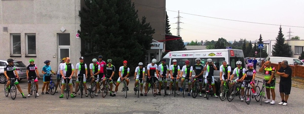 KALAS tým, rozrostlý také o zahraniční posily, dnes vyráží na testovací jízdu po okolí ;). #DresyKALAS #cycling