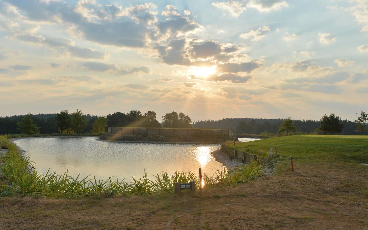 Slukafoto's tweet photo. Svachův Dvůr, nedaleko Č.Krumlova-slušný golf,bezva pivovar, na podzim likérka a k tomu pivní lázně, já to zažil... http://t.co/fHOsx9cCWn